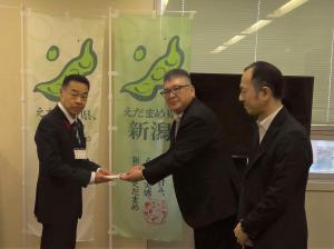 株式会社千屋 中山専務取締役様から寄附金の目録が新潟県農林水産部長に贈呈されました。