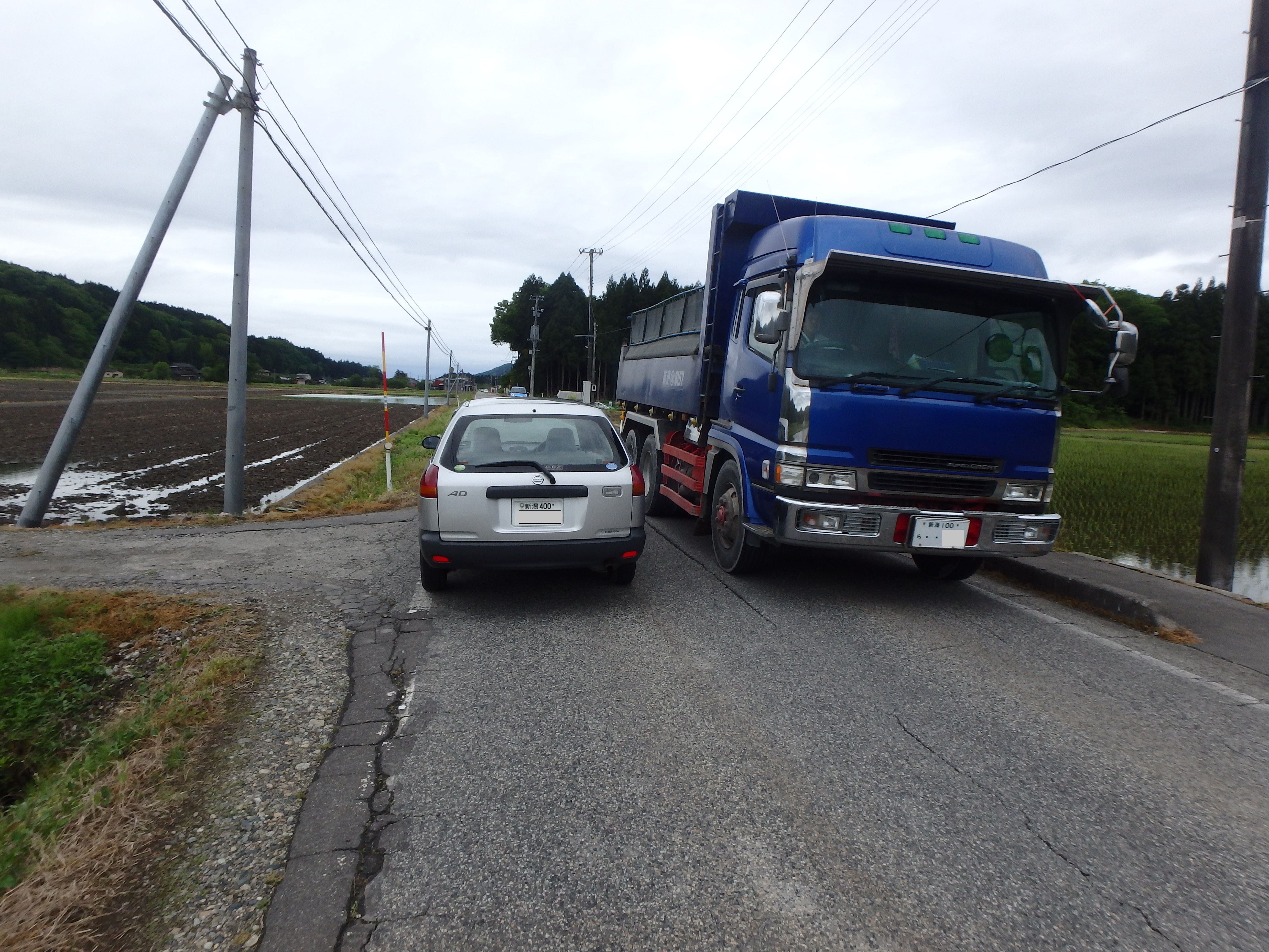 写真1　大型車とのすれ違いの様子