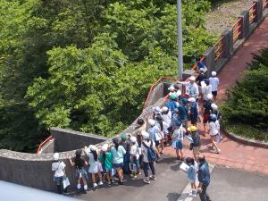 ダム最高水位を説明中