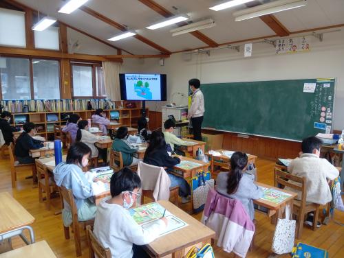座学の様子（和島小学校）