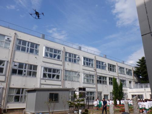 体験実習・測量ドローン実演（東北中学校）