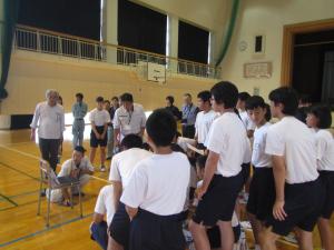 電子平板を使ってみんなで答え合わせしている状況