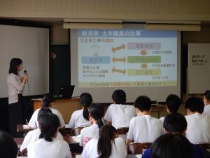 女性技術職員が県の仕事の紹介している様子