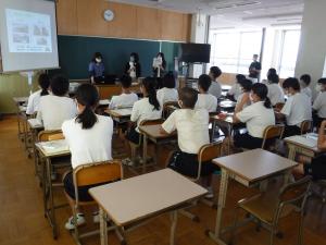 建設会社の仕事の紹介している様子