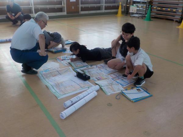 ハザードマップ上で自宅の位置を確認し、どの避難ルートを使うか検討