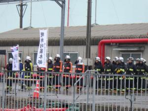 現地本部に集結する消火部隊